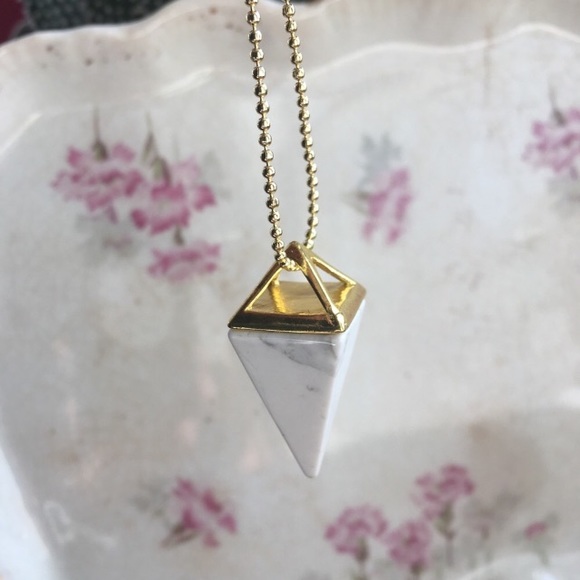 🍃SALE! Howlite Pyramid Pendant 14k Gold Plated - Picture 3 of 3